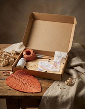 Načíst obrázek do prohlížeče Galerie, Kreativní DIY set - Macramé List (Macramé Peří)