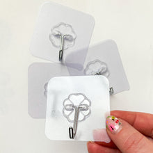 Načíst obrázek do prohlížeče Galerie, Samolepící otočný háček 6 cm