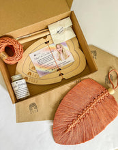 Načíst obrázek do prohlížeče Galerie, Kreativní DIY set - Macramé List (Macramé Peří)