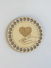 Načíst obrázek do prohlížeče Galerie, Dřevěný podtácek NA HÁČKOVÁNÍ - 10 cm