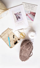 Načíst obrázek do prohlížeče Galerie, Kreativní set na háčkování - Medvídek Ňuňan (více barev)