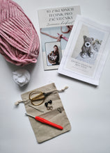 Načíst obrázek do prohlížeče Galerie, Kreativní set na háčkování - Medvídek Ňuňan (více barev)