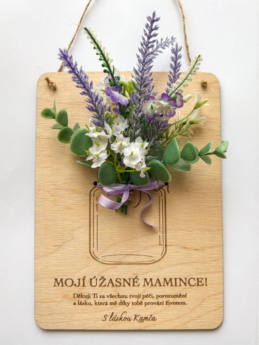 Dřevěná dekorace k přivázání květiny - dárek na DEN MATEK (CZ i SK verze textu)