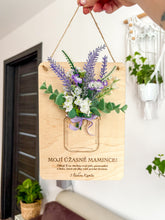 Načíst obrázek do prohlížeče Galerie, Dřevěná dekorace k přivázání květiny - dárek na DEN MATEK (CZ i SK verze textu)