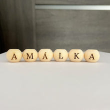 Načíst obrázek do prohlížeče Galerie, TVORBA NA ZAKÁZKU: Dřevěný korálek s písmenem 20 mm - personalizace na přání