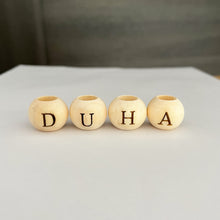 Načíst obrázek do prohlížeče Galerie, TVORBA NA ZAKÁZKU: Dřevěný korálek s písmenem 20 mm - personalizace na přání