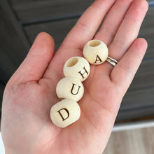 Načíst obrázek do prohlížeče Galerie, TVORBA NA ZAKÁZKU: Dřevěný korálek s písmenem 20 mm - personalizace na přání