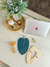 Načíst obrázek do prohlížeče Galerie, Dřevěná šablona na vystřižení Macramé listu - více variant