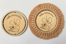Načíst obrázek do prohlížeče Galerie, KÁVOMILKA - Dřevěný podtácek 10 cm