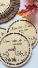Načíst a přehrát video v prohlížeči Galerie, Dřevěný podtácek - PUMPKIN SPICE LATTE