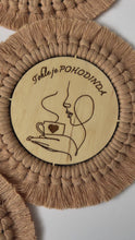 Načíst a přehrát video v prohlížeči Galerie, KÁVOMILKA - Dřevěný podtácek 10 cm