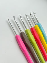 Načíst obrázek do prohlížeče Galerie, Háček na háčkování se silikonovou rukojetí vel. 2-6