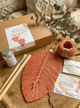 Načíst obrázek do prohlížeče Galerie, Kreativní DIY set - Macramé List (Macramé Peří)
