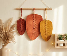Načíst obrázek do prohlížeče Galerie, Kreativní DIY set - Macramé List (Macramé Peří)
