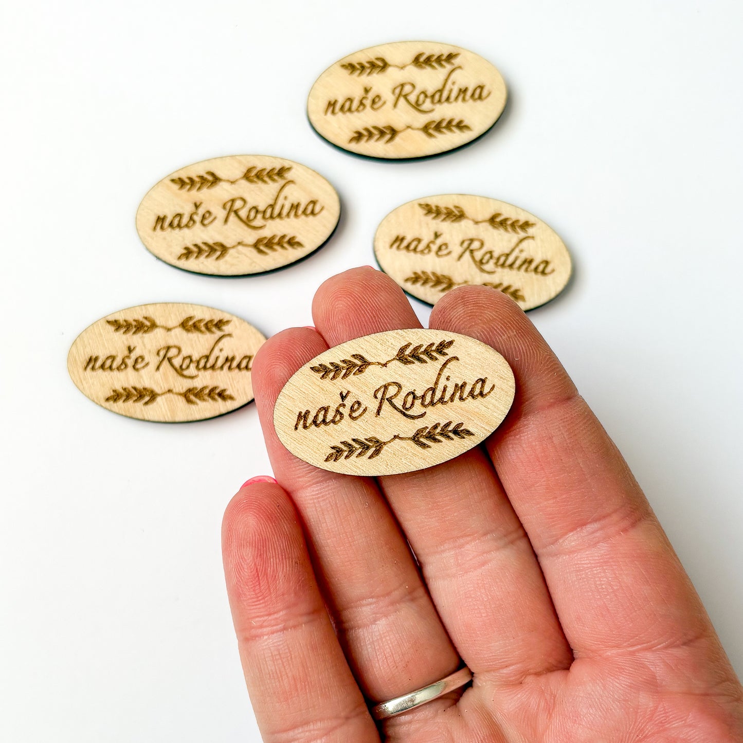 Dřevěný OVÁL s nápisem - ČESKÉ NÁPISY