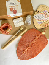 Načíst obrázek do prohlížeče Galerie, Kreativní DIY set - Macramé List (Macramé Peří)
