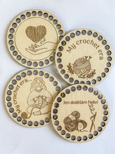 Načíst obrázek do prohlížeče Galerie, Dřevěný podtácek NA HÁČKOVÁNÍ - 10 cm
