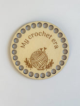 Načíst obrázek do prohlížeče Galerie, Dřevěný podtácek NA HÁČKOVÁNÍ - 10 cm
