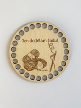 Načíst obrázek do prohlížeče Galerie, Dřevěný podtácek NA HÁČKOVÁNÍ - 10 cm
