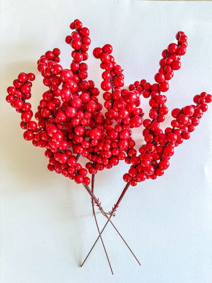Vánoční větvička s červenými bobulemi