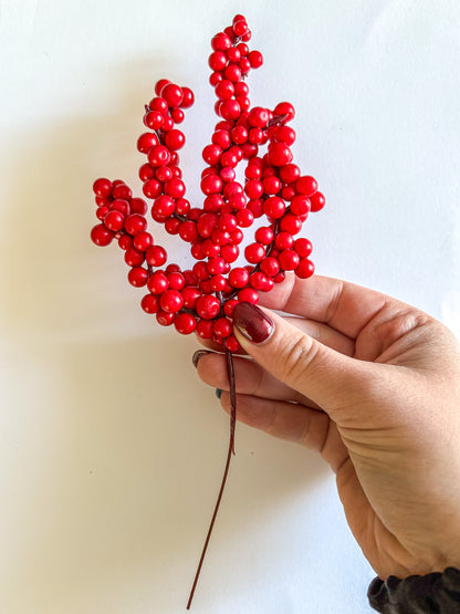 Vánoční větvička s červenými bobulemi