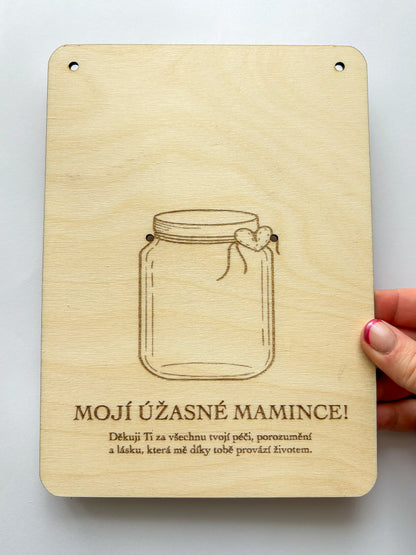 Dřevěná dekorace k přivázání květiny - dárek na DEN MATEK (CZ i SK verze textu)
