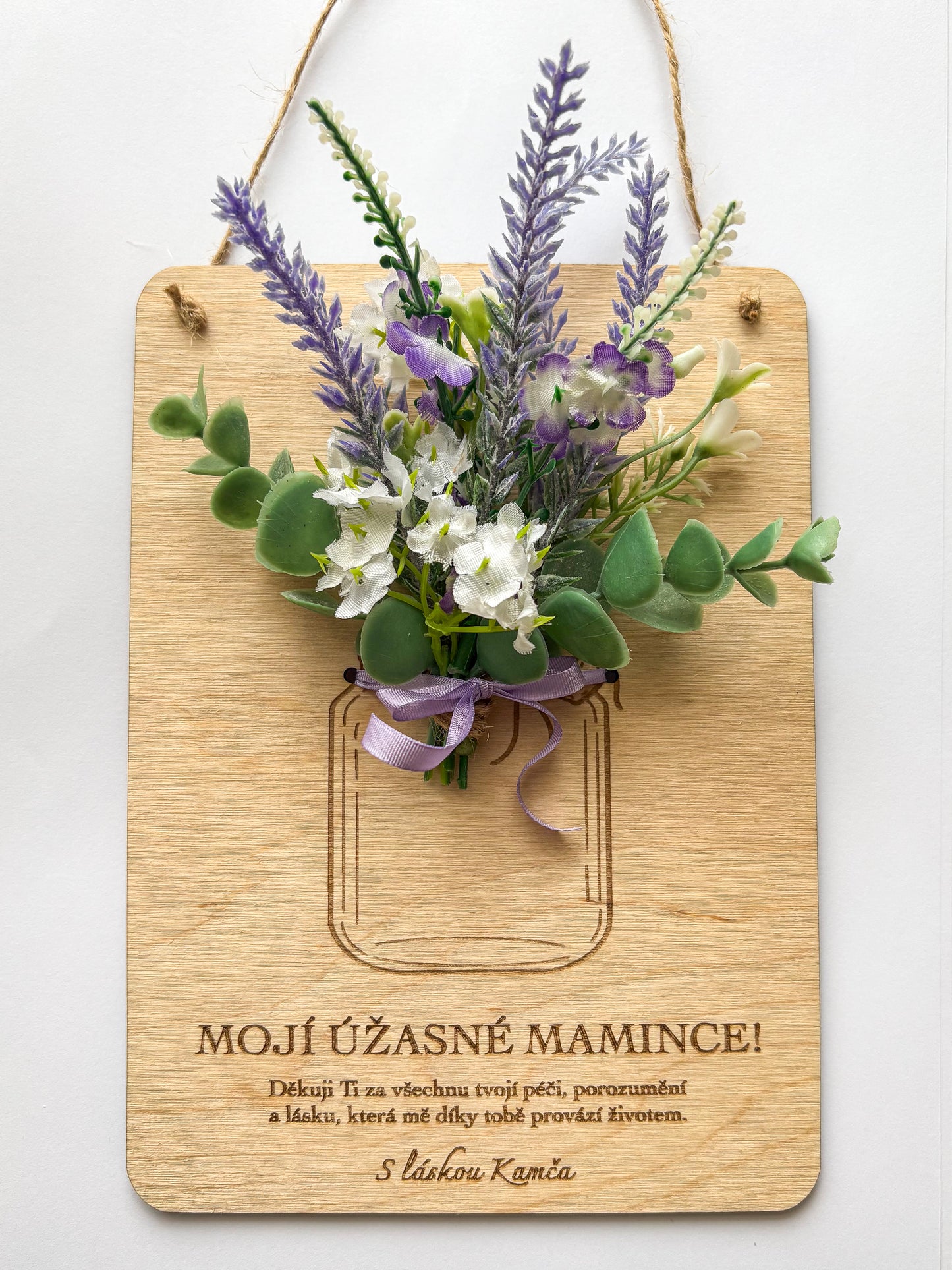 Dřevěná dekorace k přivázání květiny - dárek na DEN MATEK (CZ i SK verze textu)