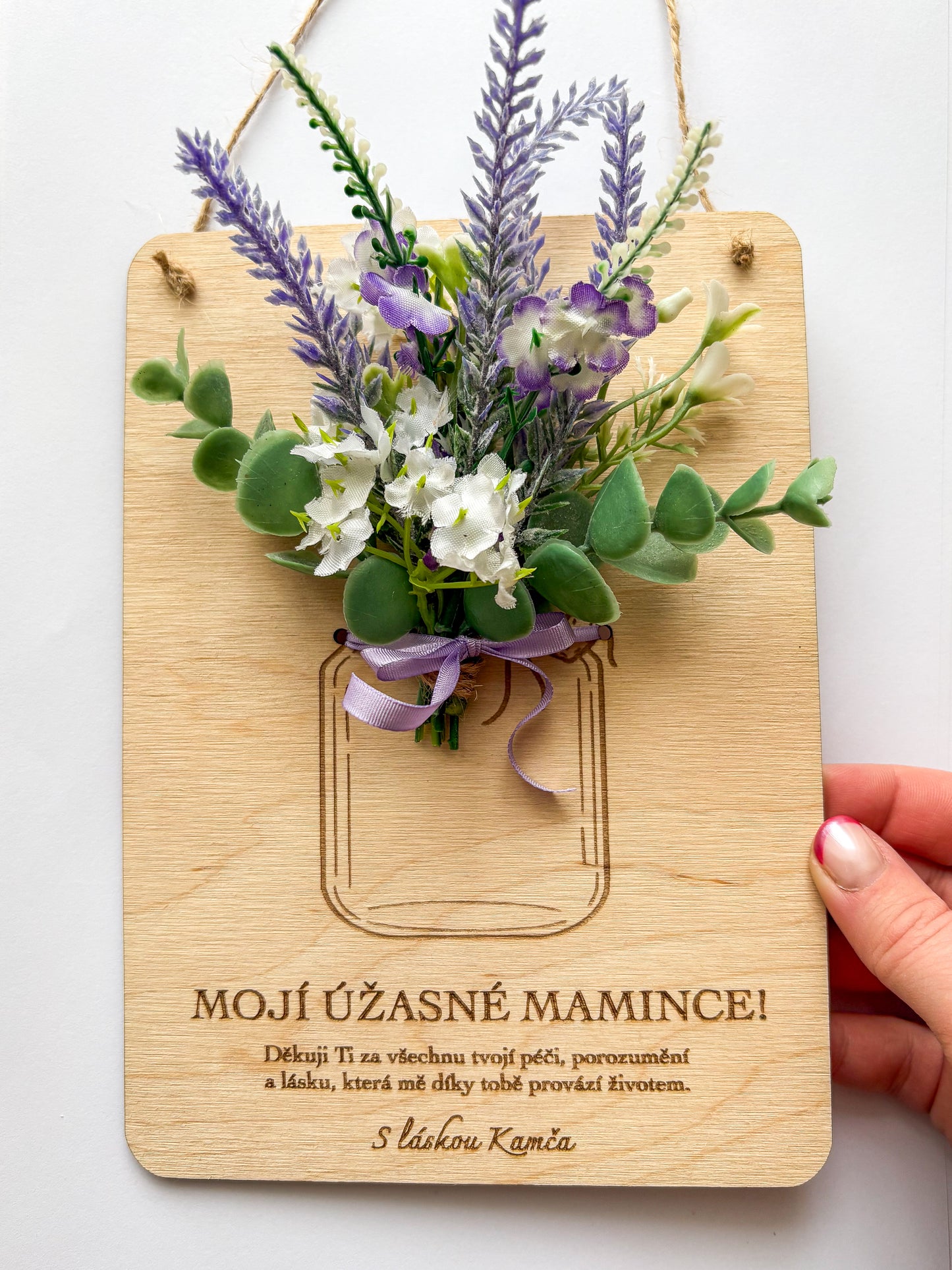 Dřevěná dekorace k přivázání květiny - dárek na DEN MATEK (CZ i SK verze textu)
