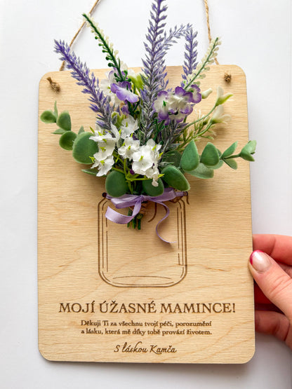 Dřevěná dekorace k přivázání květiny - dárek na DEN MATEK (CZ i SK verze textu)