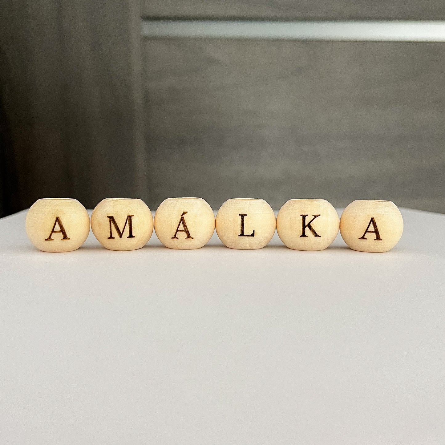 TVORBA NA ZAKÁZKU: Dřevěný korálek s písmenem 20 mm - personalizace na přání