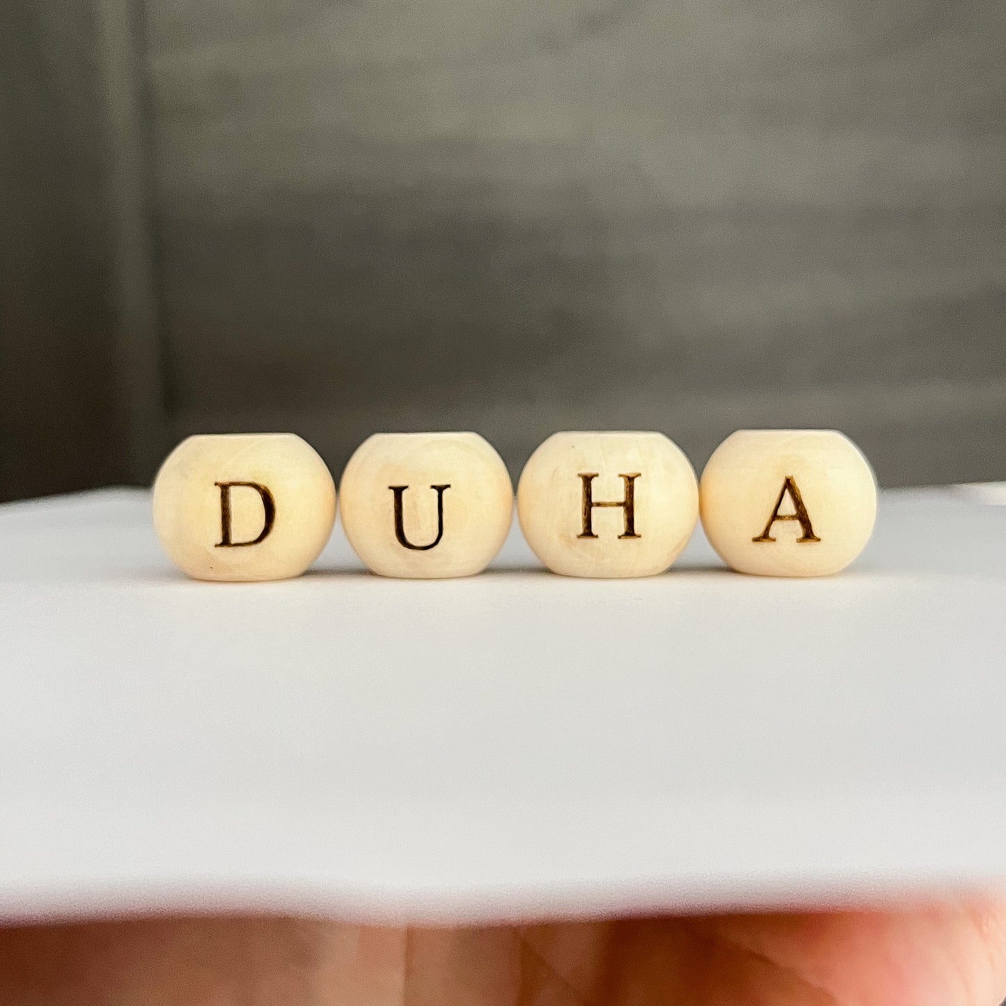 TVORBA NA ZAKÁZKU: Dřevěný korálek s písmenem 20 mm - personalizace na přání