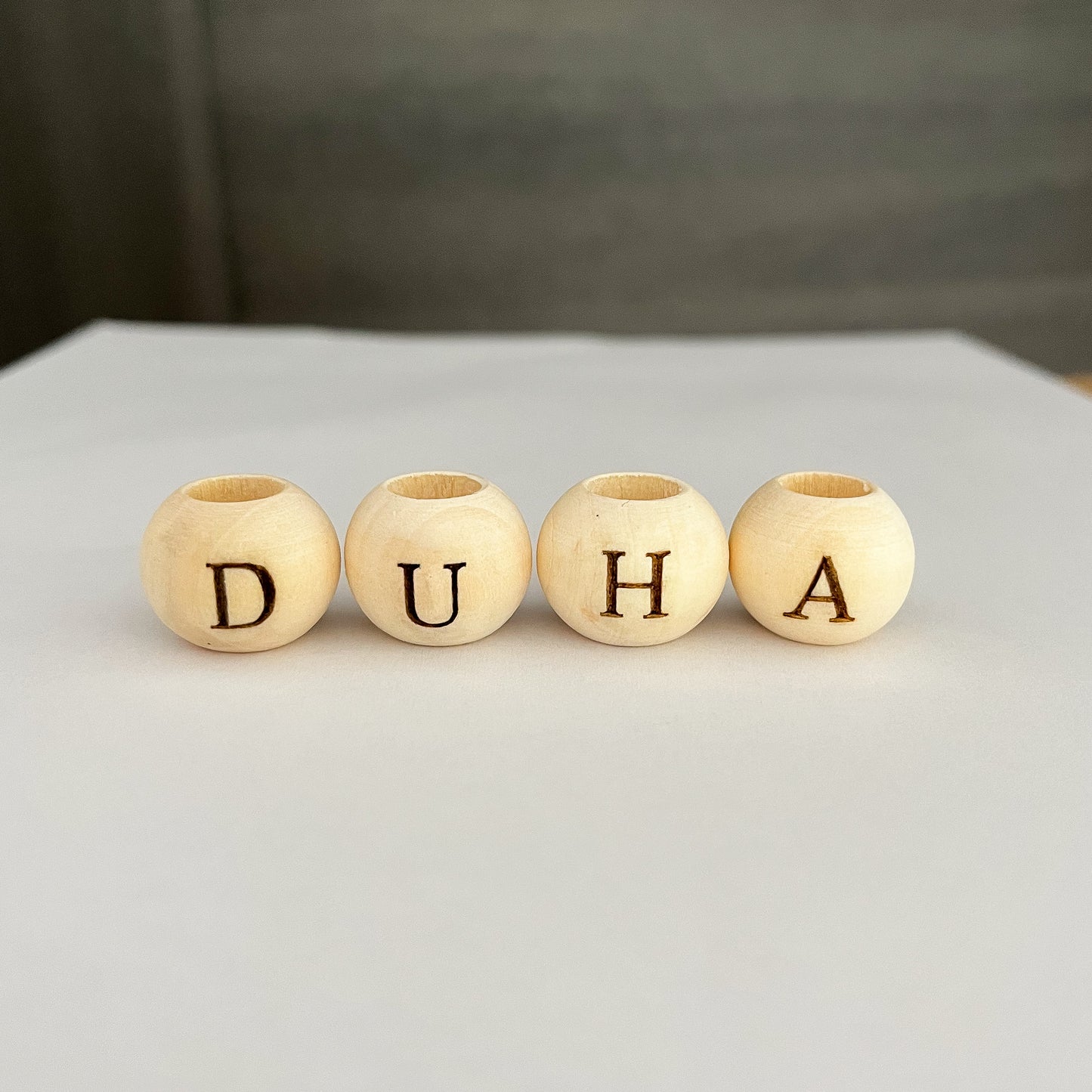 TVORBA NA ZAKÁZKU: Dřevěný korálek s písmenem 20 mm - personalizace na přání