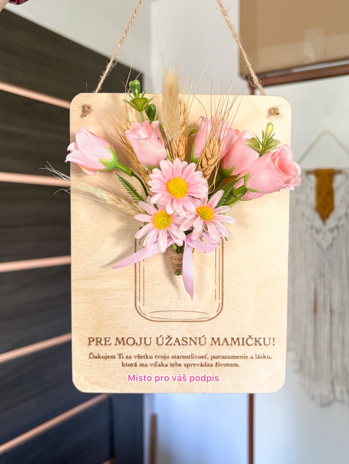 Dřevěná dekorace k přivázání květiny - dárek na DEN MATEK (CZ i SK verze textu)